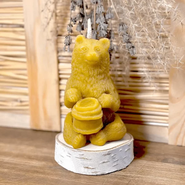 Die Kerze Berliner Honigbär aus echtem, reinem Bienenwachs