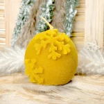 Kugelkerze mit Schneeflocken