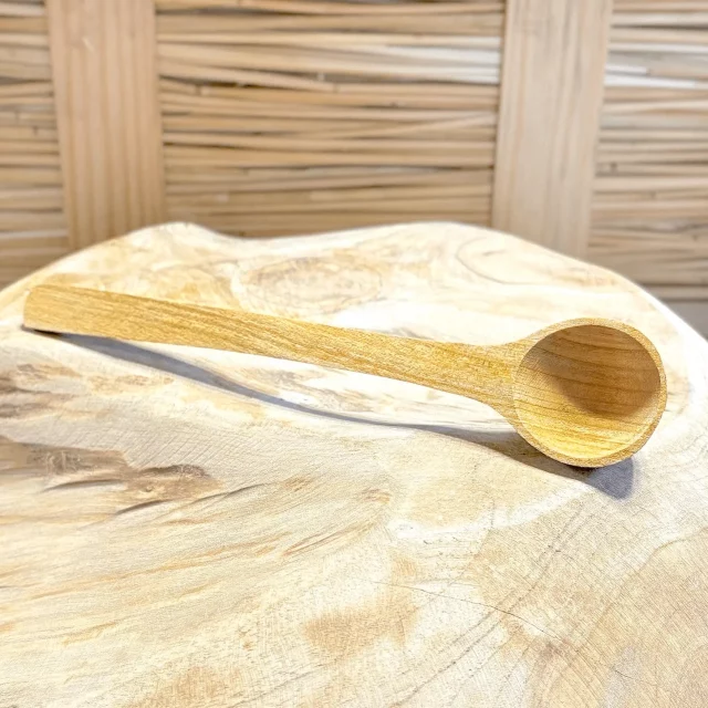 langer Holzlöffel tief