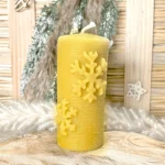 Stumpenkerze mit Schneeflocke