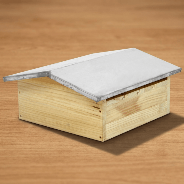Warré Beute Holzdach mit Blechbeschlag