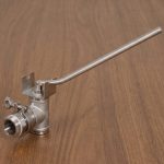 ApiTek® Hebelquetschhahn mit 1,5“ Gewinde-Adapter